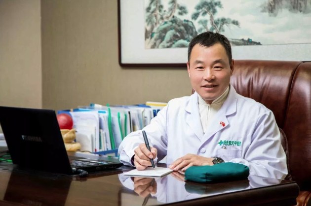 Ли Гуйлинь - главный советник по делам России при Всемирной федерации обществ китайской медицины, директор Харбинской биотехнологической корпорации "GreenSpring", заместитель председателя Комитета провинции Хэйлунцзян по восстановительной медицине и взращиванию жизни в рамках традиционной китайской медицины