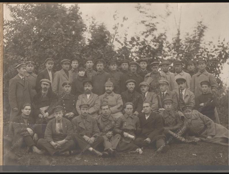 1924 год. Группа работников НКВД г. Себеж (Псковская область). В центре в первом ряду в кожаной куртке сидит Паулина Онушонок. В центе во втором ряду в буденовке ее муж. Фотография с сайта Музеи Ленинградской области (lenoblmus.ru)