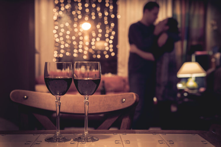 ЖЕНЩИНА РАССКАЗЫВАЕТ ИСТОРИЮ О СВОЕЙ СЕСТРЕ. ОНА РАНО ВЫШЛА ЗАМУЖ, РОДИЛА ДОЧКУ. МУЖ ЕЙ ПОСТОЯННО ИЗМЕНЯЛ. ТОЛЬКО ПОДУМАВ О РАЗВОДЕ, ОНА ЗАБЕРЕМЕНЕЛА ВТОРЫМ РЕБЕНКОМ. РАЗВОД ПРИШЛОСЬ ОТЛОЖИТЬ... 