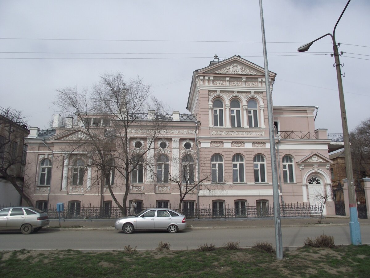 Шелехова астрахань. Дом усадьба шелехова астрахань. А. Дом шелехова астрахань статуя. Шелехова астрахань.