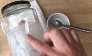 Эфирные масла хорошо убирают наклейки. Более того, они устраняют липкий след от этикетки с изделий из керамики, стекла, кафеля. Особенно этим выделяется масло чайного дерева и эвкалипта.