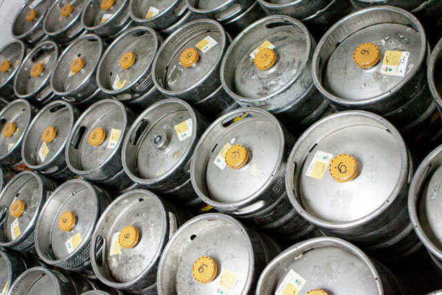 Промывочная кега. Много пивных кег. Кега 50. Кега. Кег 30л а джон.