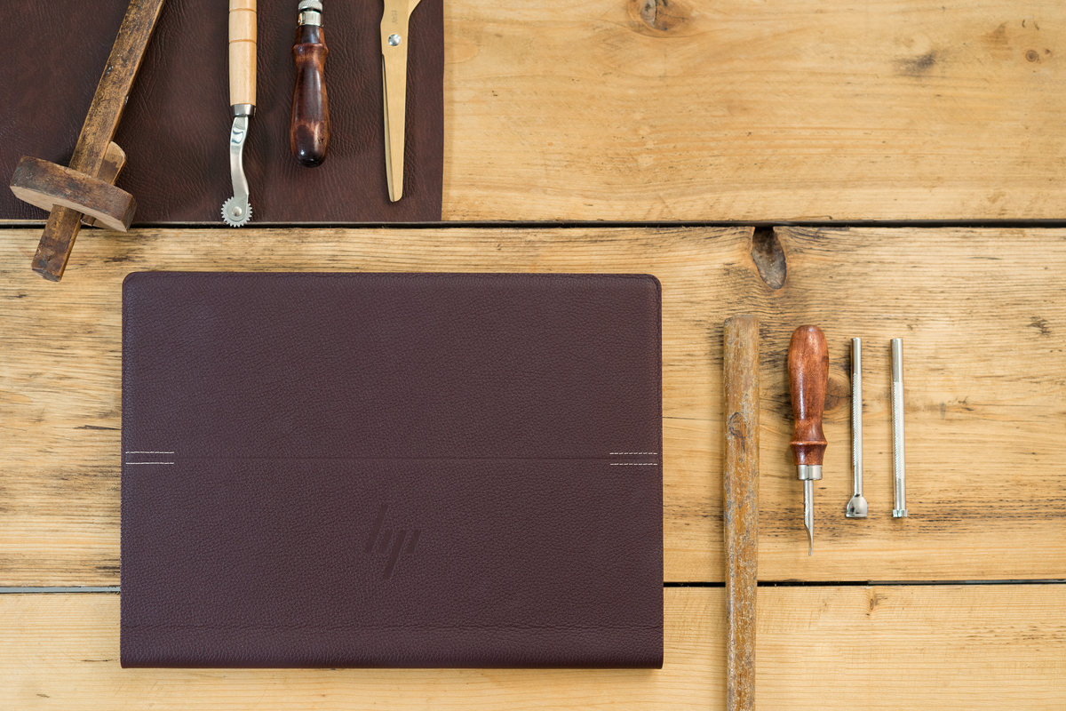 Новинка HP Spectre Folio имеет три режима работы: ноутбук, планшет и презентационный экран. Клавиатуру снабдили подсветкой, а в комплекте идет электронное перо. Есть модули Wi-Fi a/b/g/n/ac и Bluetooth, порты USB Type A, USB Type C и пара Thunderbolt 3. Производитель обещает до 21 часов автономной работы и технологию быстрой зарядки HP Fast Charge.