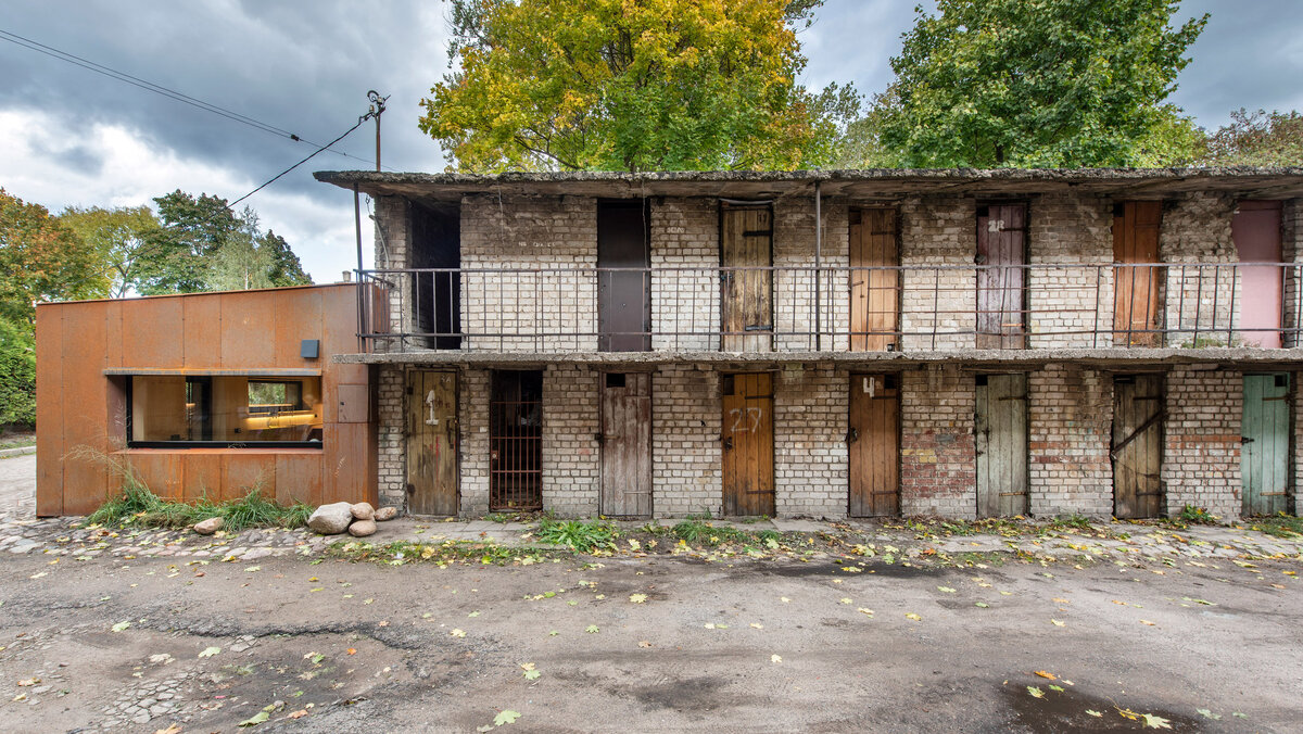IM Interior превратил гараж в Вильнюсе  в микро-домплощадью 21 кв. М, одетый из стали Corten  , чтобы продемонстрировать «другой образ жизни». 