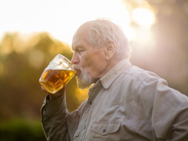 Алкоголь на пенсии: можно ли пить после 60 лет?