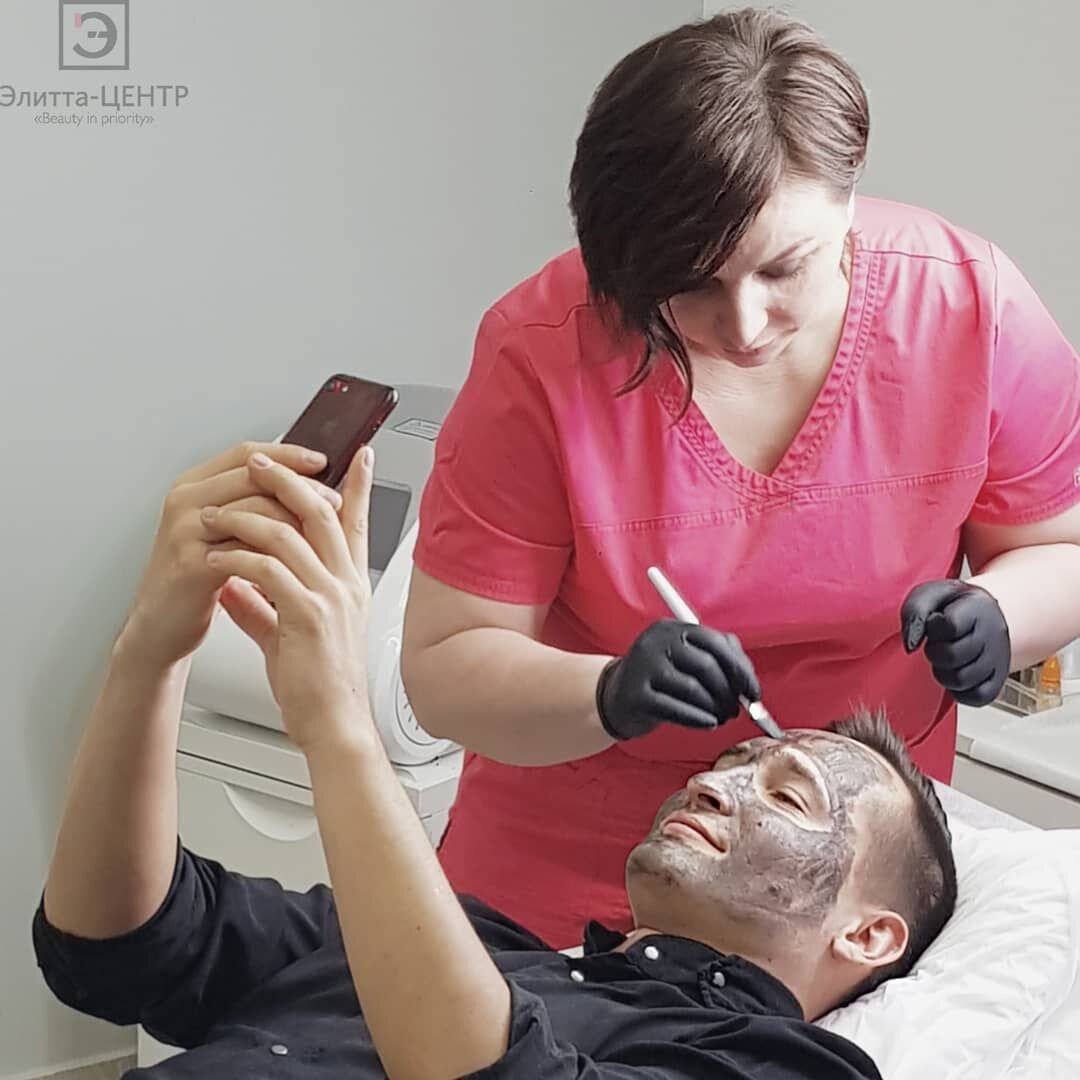 Сегодня хотим более подробно рассказать о нашей популярной процедуре 🖤Карбонового пилинга🖤