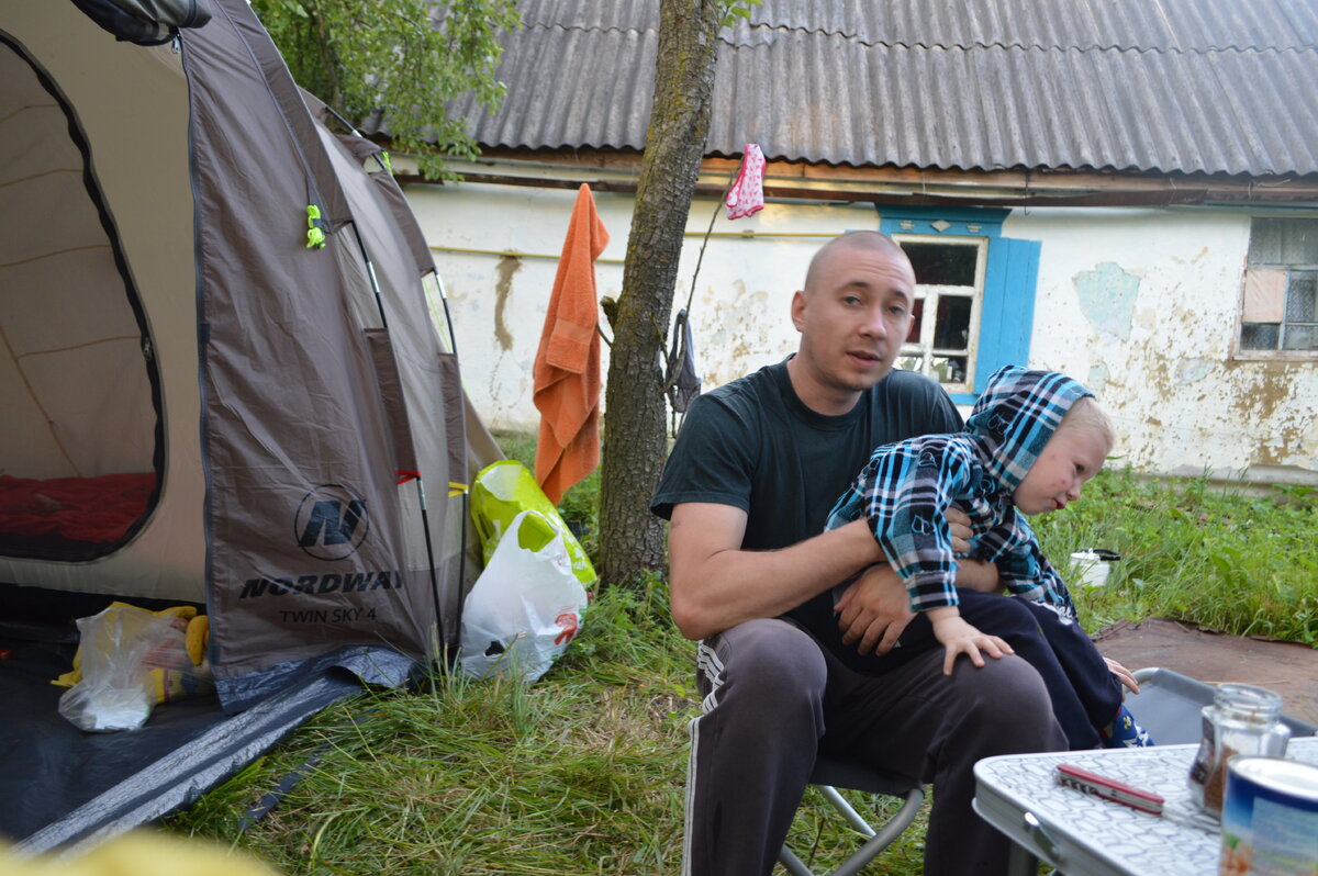 Целую неделю мы с детьми жили в палатке, потому что старые хозяева не успели съехать