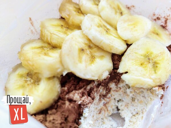 Приготовленный с вечера полезный завтрак с овсянкой, йогуртом, какао и бананом