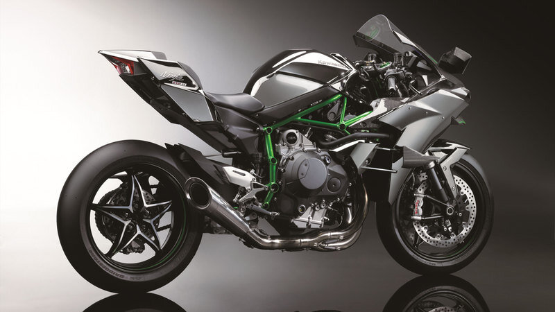 В стальной решетчатой раме «Ниндзя» прячет 998-кубовый рядный четырехцилиндровый двигатель, механический нагнетатель которого разработан инженерами Kawasaki. На мотоцикле отсутствуют фары, зеркала и поворотники, а 17-дюймовые колеса обуты в гоночные слики. Технические характеристики, цены и дата начала производства пока не сообщаются, возможно, позже появится и дорожная версия Ninja H2R. Однако уже сейчас вряд ли кто-то усомнится в том, что управление супербайком потребует поистине недюжинных способностей.