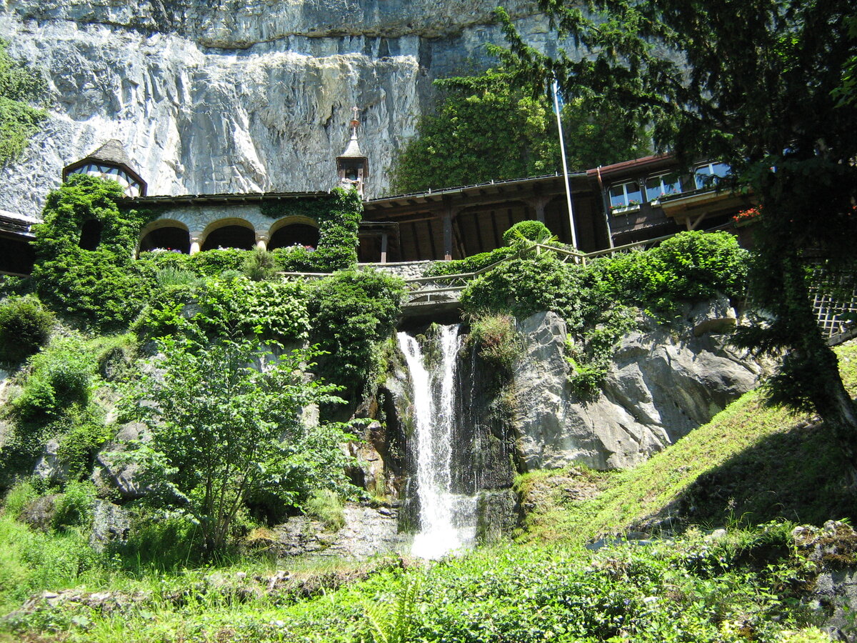 От Интерлакена до пещеры можно добраться на автобусе.