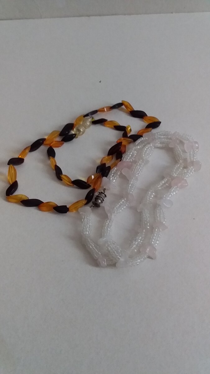 Бусы из янтаря и бусы из розового кварца с бисером