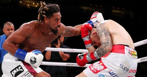 Деметриус Андраде (слева) сохранил свой титул WBO в среднем весе против польского претендента Мацея Сулецки