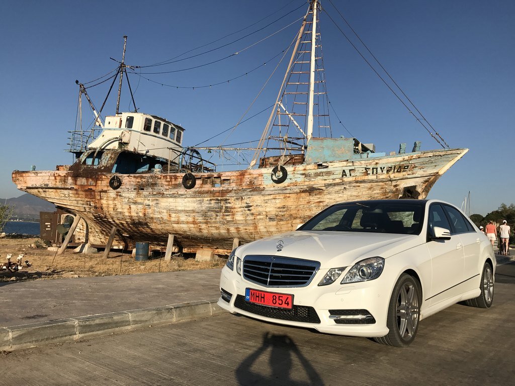 На Кипре прокатные машины очень популярны и выделяются в общем потоке красными номерными знаками. 