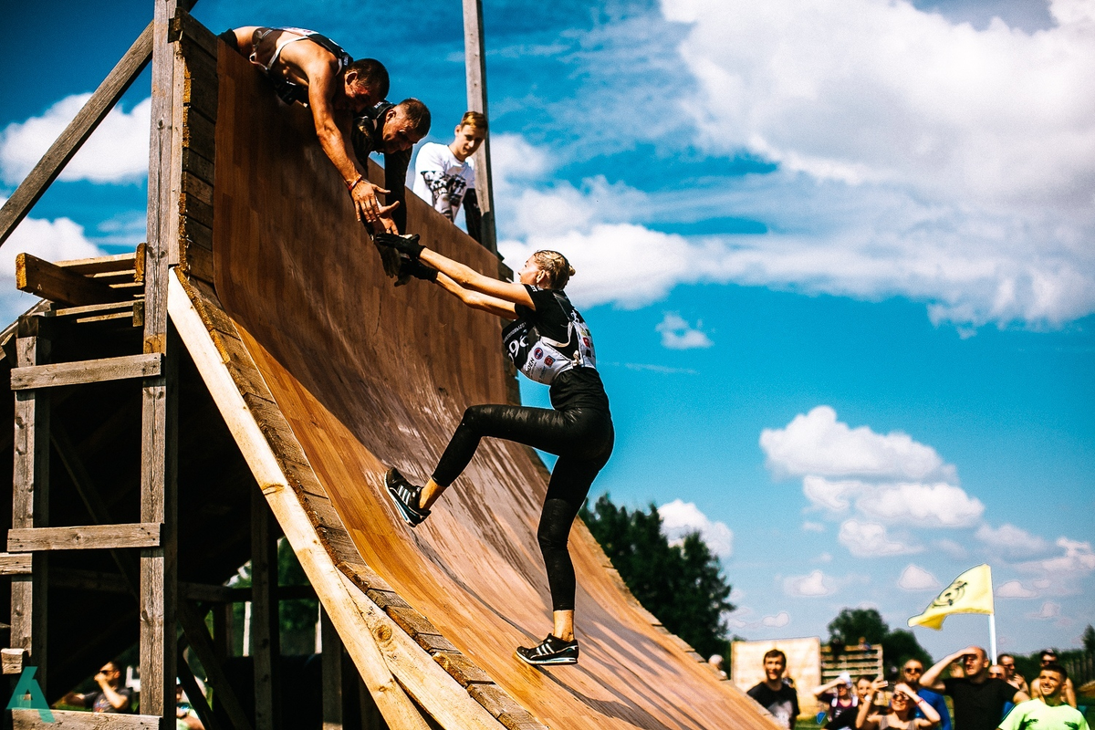 под препятствием. преодоление препятствий военнослужащих. полоса препятствий в лесу. полоса препятствий под сетью. прыжки через барьеры.