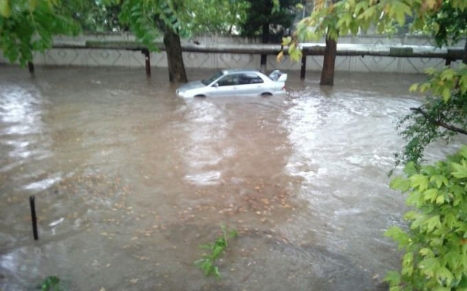 Последствия ливня в Гагаринском районе Севастополя. Фото: obyektiv.press.