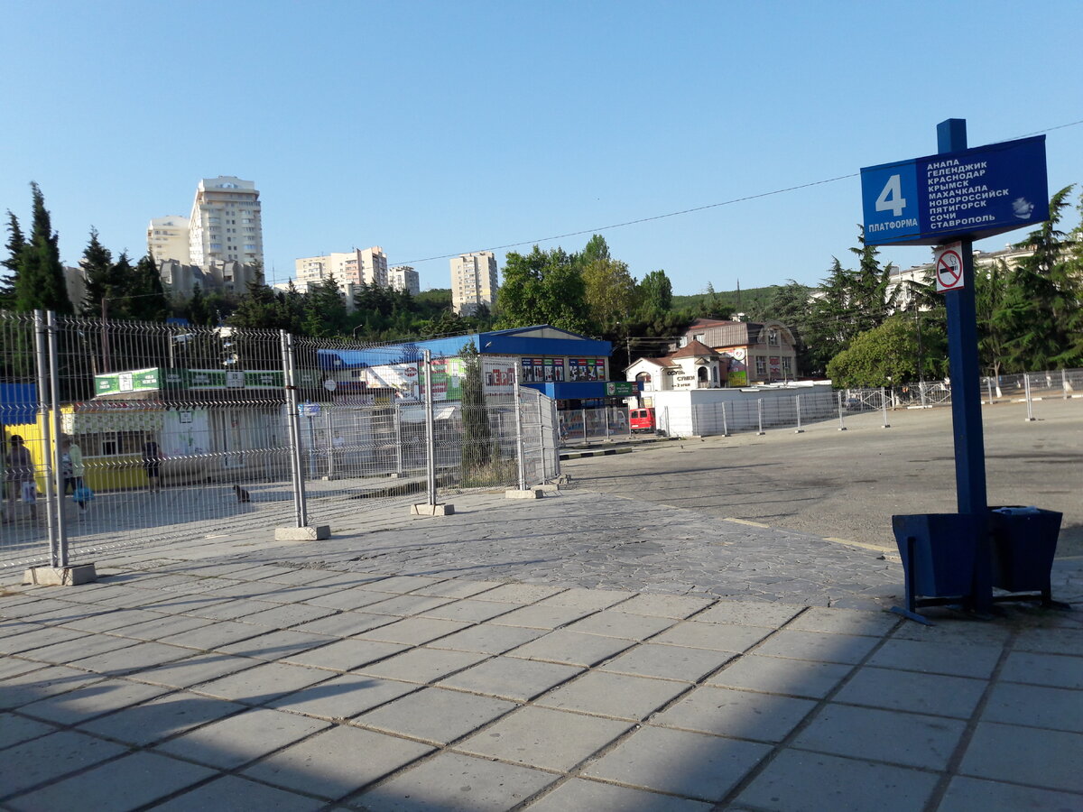 Автовокзал в Алуште. Пешеходам - немыслимые плитки. Автобусам - асфальт)))