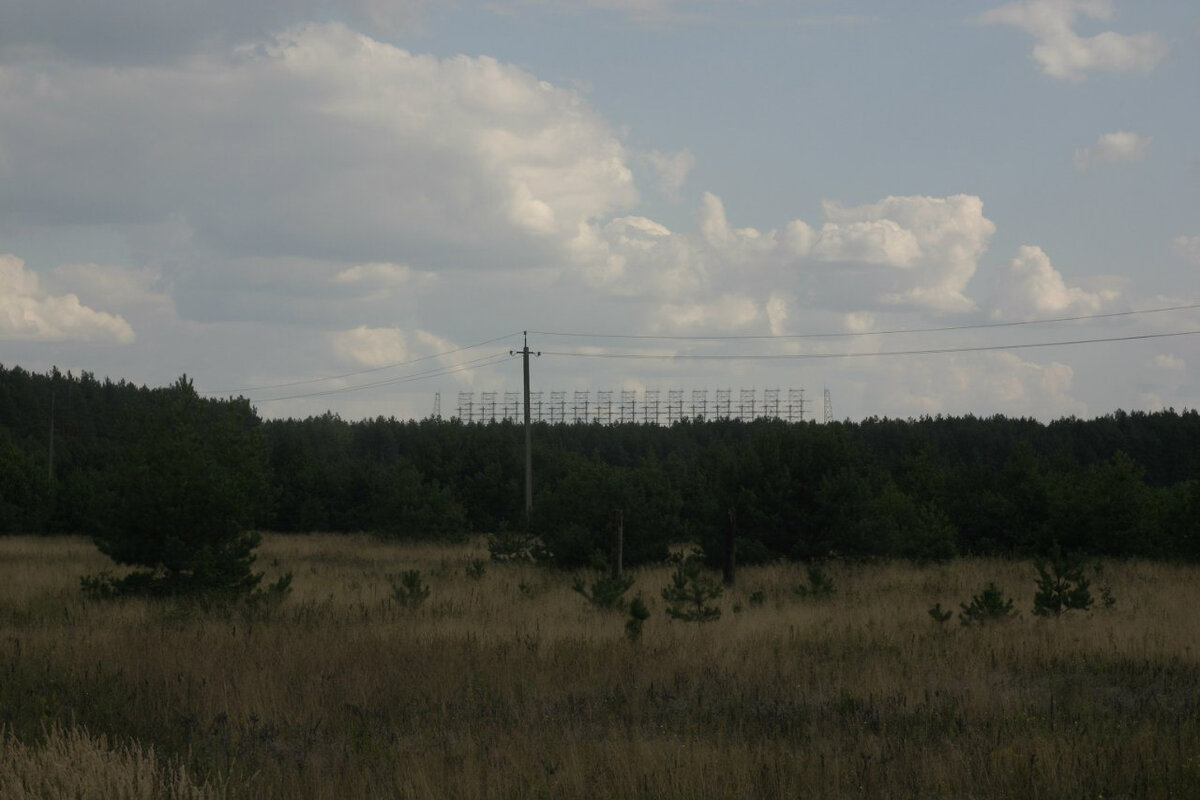 За лесом виднеется та самая ЗГ РЛС "Дуга"