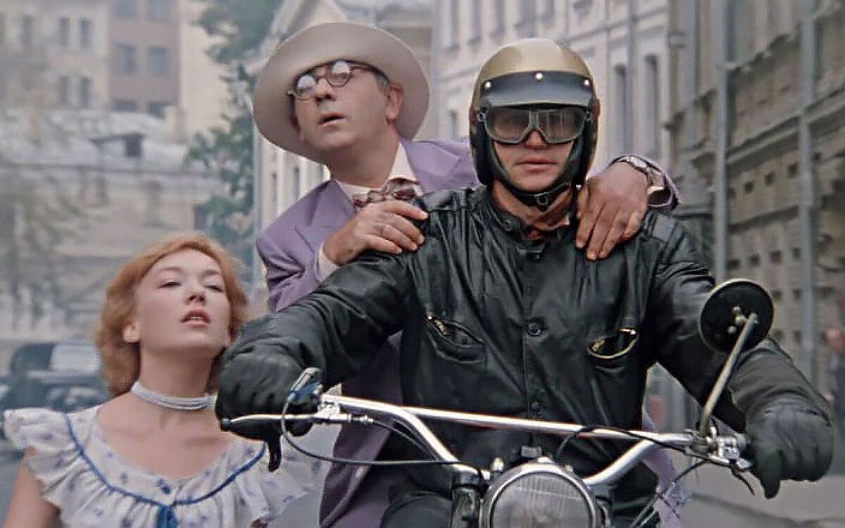  Поэтому даже относительно недавний 1956 год казался отделён от 1982-го — непроницаемой стеной Вечности - её смог «пробить» только Савранский на своём железном коне...
