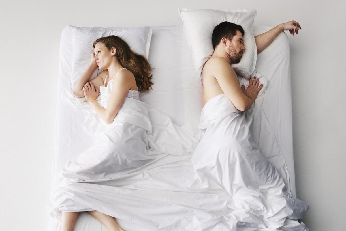 Муж и жена спят под разными одеялами