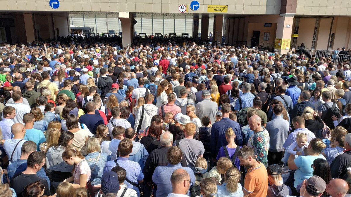 Посетители авиасалона МАКС направляются к автобусам на станции «Отдых»