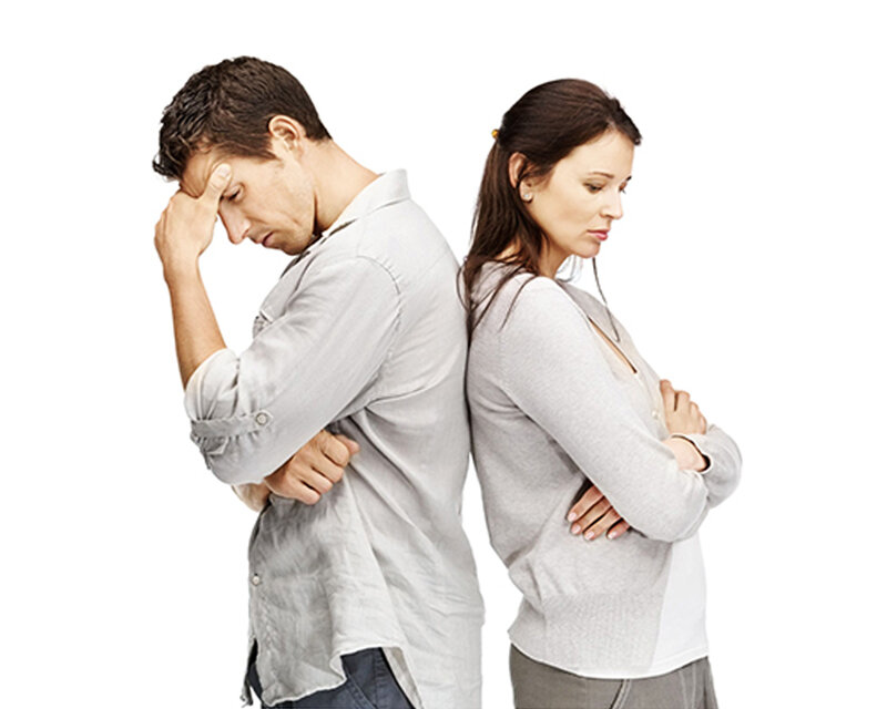 сдержанный человек. конфликт в коллективе. забыть разногласия. девушка ругает парня. разногласия в коллективе.