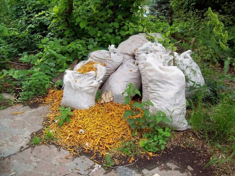 В плавильне «радостные» свечи и свечи «скорби» перемешиваются