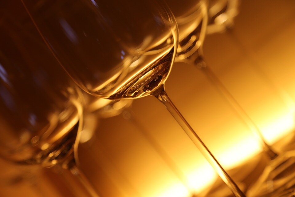 https://cdn.pixabay.com/photo/2014/05/11/02/26/glasses-341552_960_720.jpg