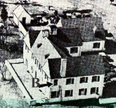 поместье Линдбергов, стрелка указывает на окно, из которого похитили ребёнка