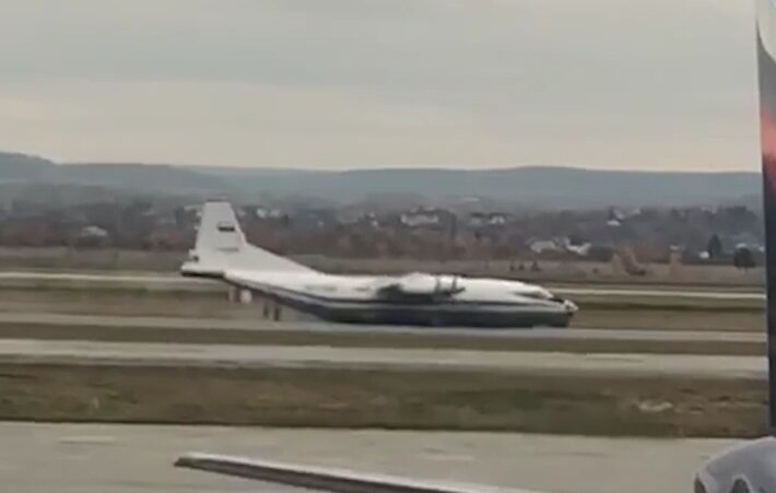 Севший "на брюхо" Ан-12 в аэропорту Кольцово (Екб, 10.10.2019)