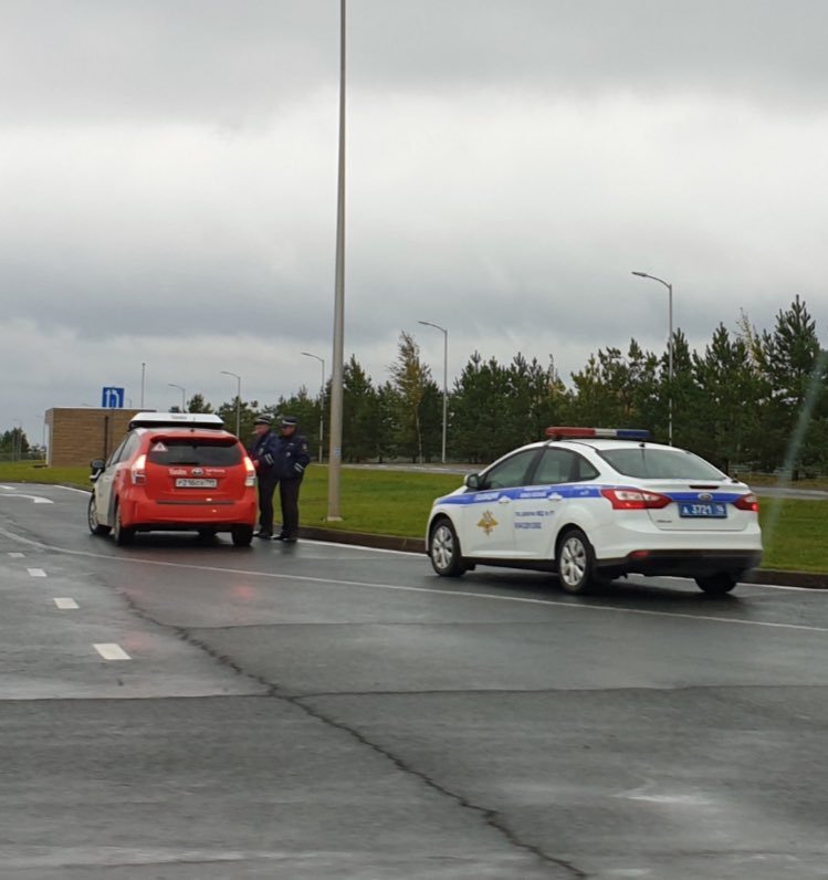 Непривычный формат разговор через правое стекло. Примечательно, что у автомобиля левый руль.