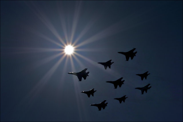 Знаменитый "Кубинский бриллиант" в исполнении пилотажных групп "Русские витязи"и "Стрижи"