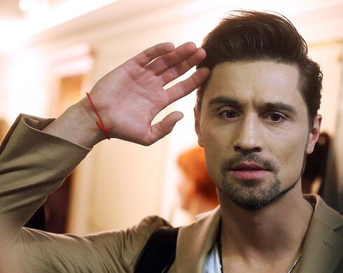 Что нибудь знал что он заслуженный артист?