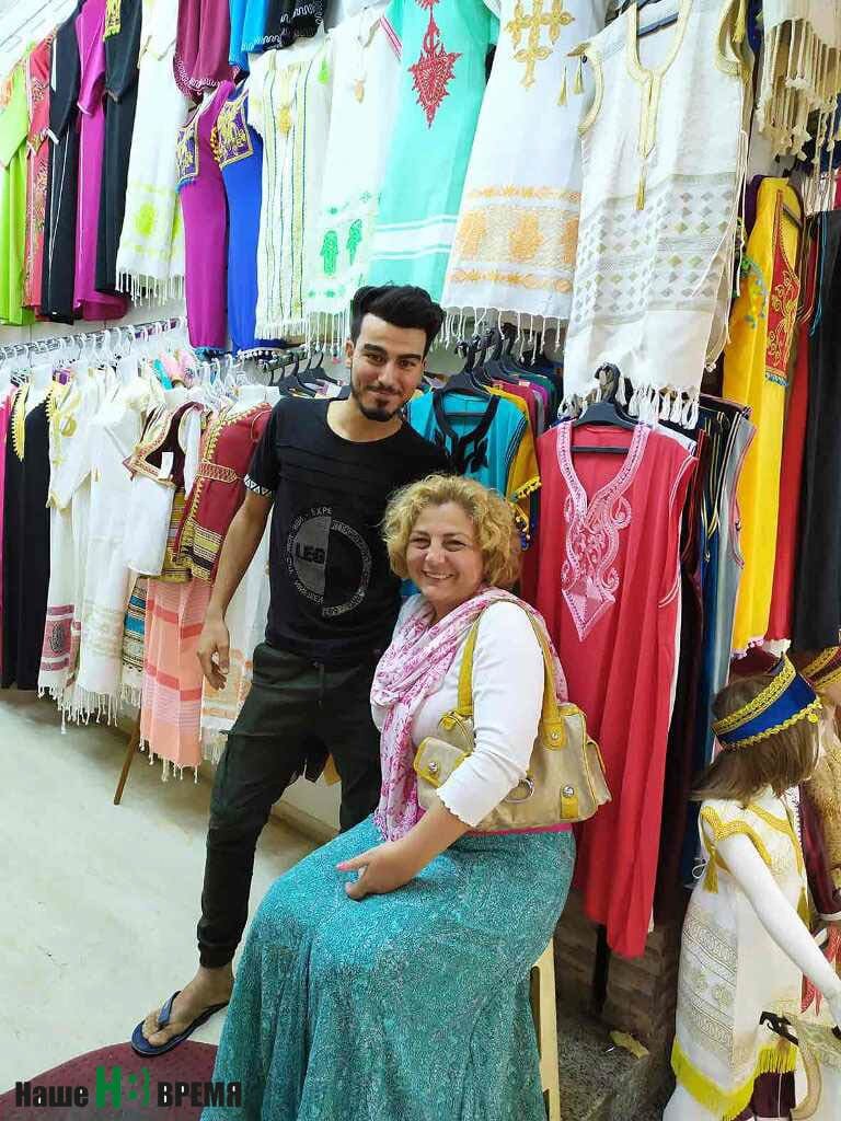 
В магазине у Бел Хаджи удалось немного передохнуть. Впрочем, отдохнуть приглашают практически в каждой лавочке.

