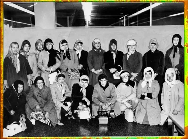 Мужчины-полицейские в образе старушек