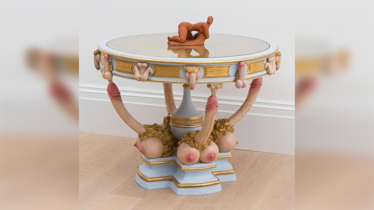 Стол из, якобы, "Интимной комнаты Екатерины II", выставленный на Sothbey's за $26,000 в 2017 году