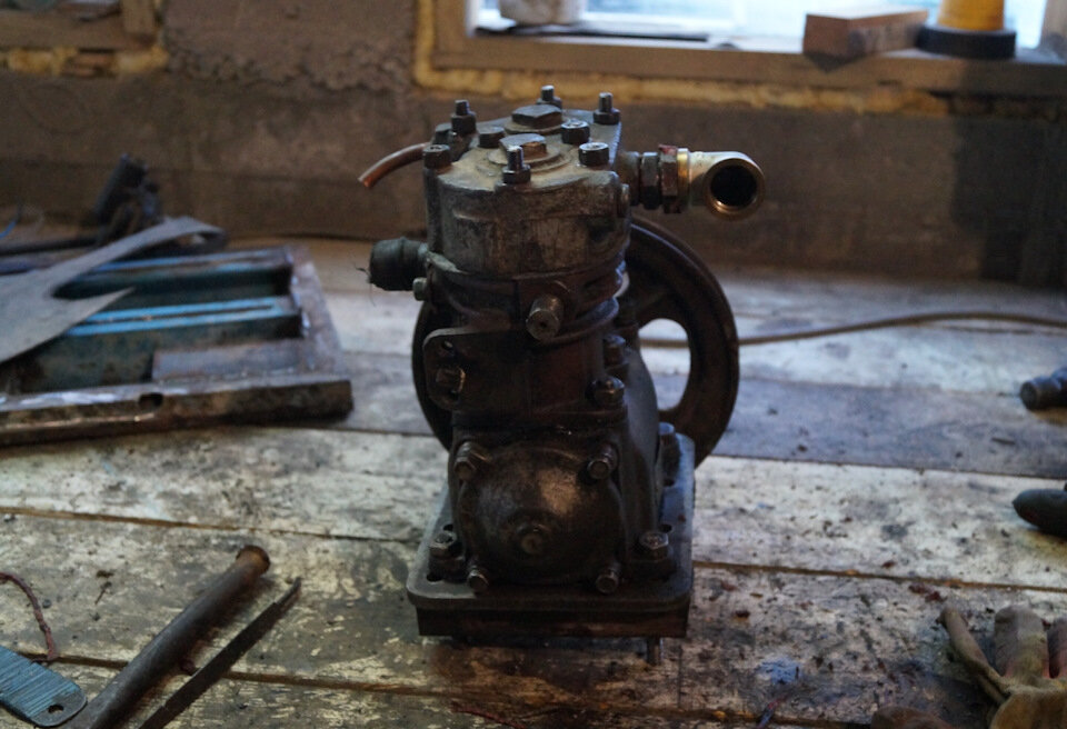 Всем привет! Начал переделывать свой компрессор и сразу решил засверлить шатуны. Разобрал и удивился хорошему состоянию поршневой. Вкладыши конечно голодали. В интернете много статей по решению масляного голодание методом сверления шатуна. Решил и я попробовать этот метод. Снял шатуны и просверлил три отверстия диаметром 3 мм. а сверху сделал зенковку сверлом на 10 мм. Потом все это собрал в обратном порядке попутно заменив прокладку под головкой. Посмотрим что даст эта доработка. Ну и впереди сборка нового компрессора и нового ресивера!