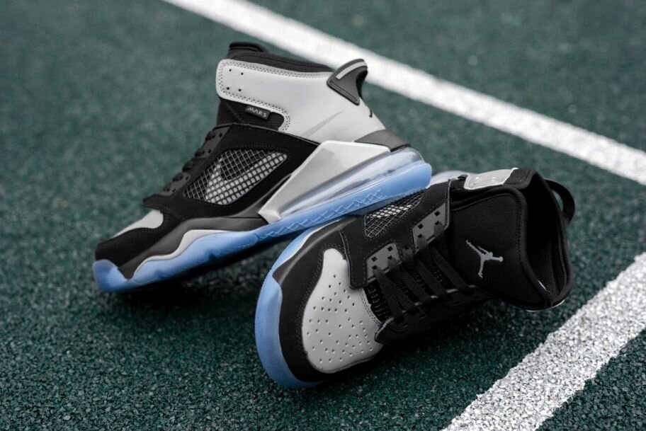 Новенькие кроссовочки Air Jordan Mars 270 с симпатичной "соляночкой" из серии Retro 1, 4, 5, 6. 