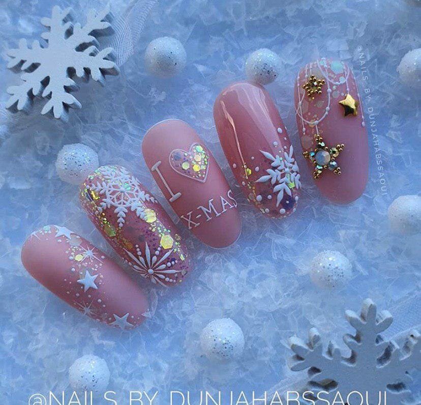 Бежевый маникюр на зиму со снежинками и блестками   