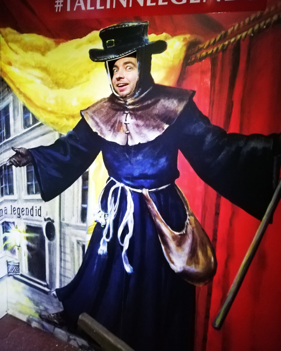 Я в образе чумного доктора. Только маски не хватает)