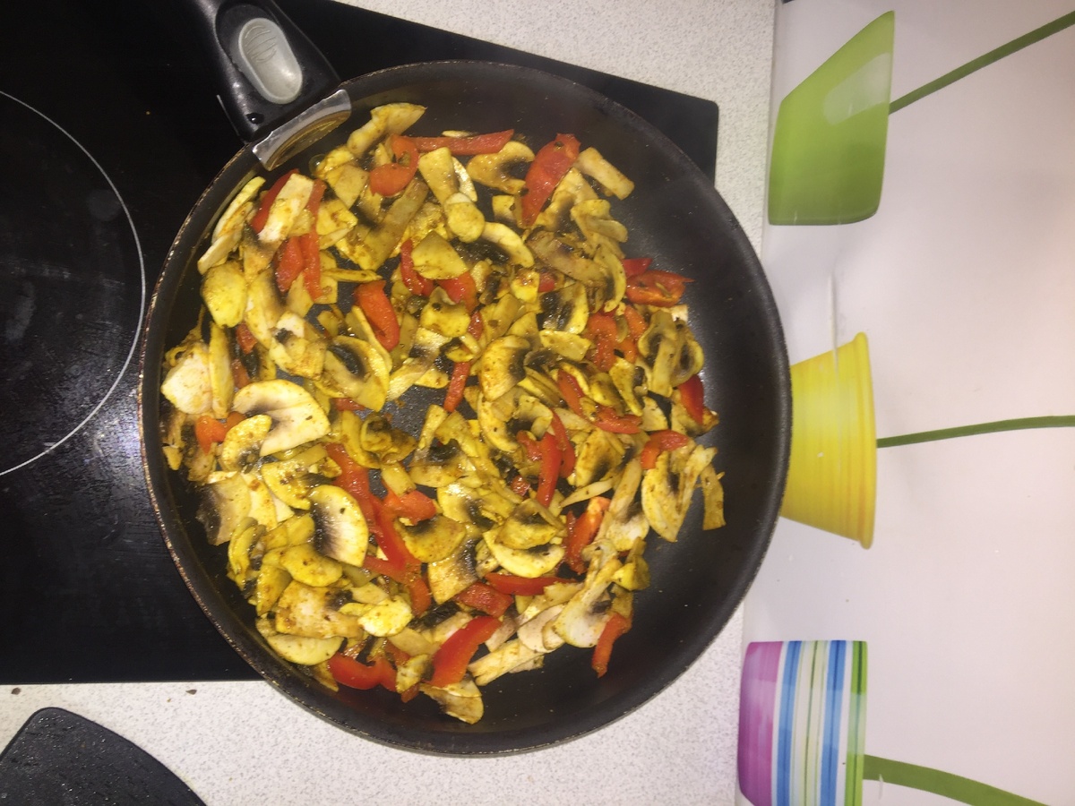 Для начала обжариваем грибочки и перчик с небольшим количеством масла.