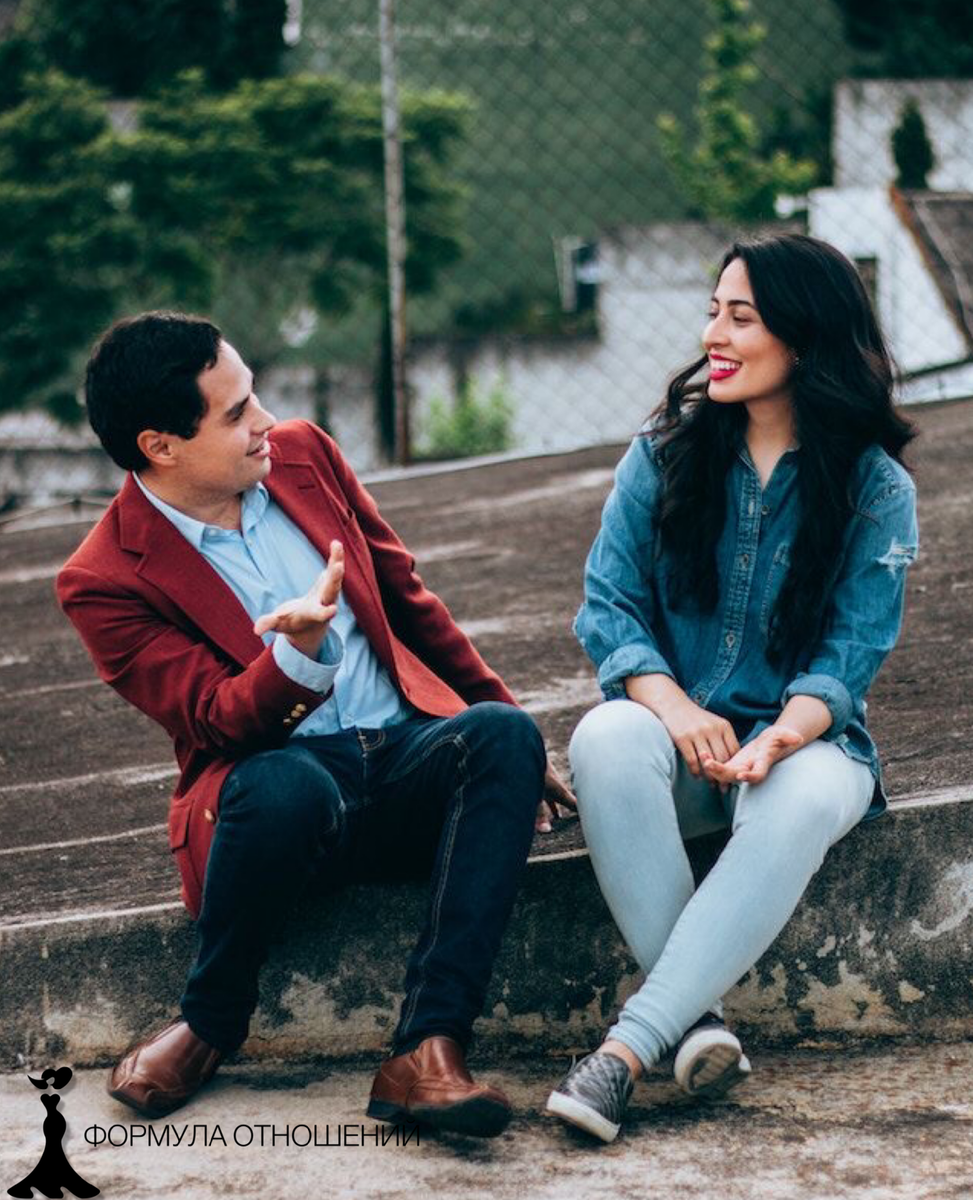 Your conversation. Your conversation. Better conversation. Люди за столом в офисе. Человек говорит.