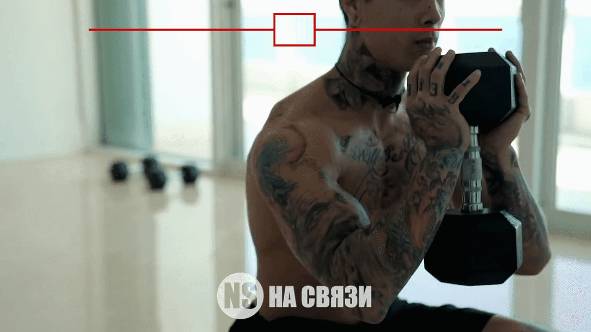 Обратные шаги сумо с гантелью (20 повторений)
