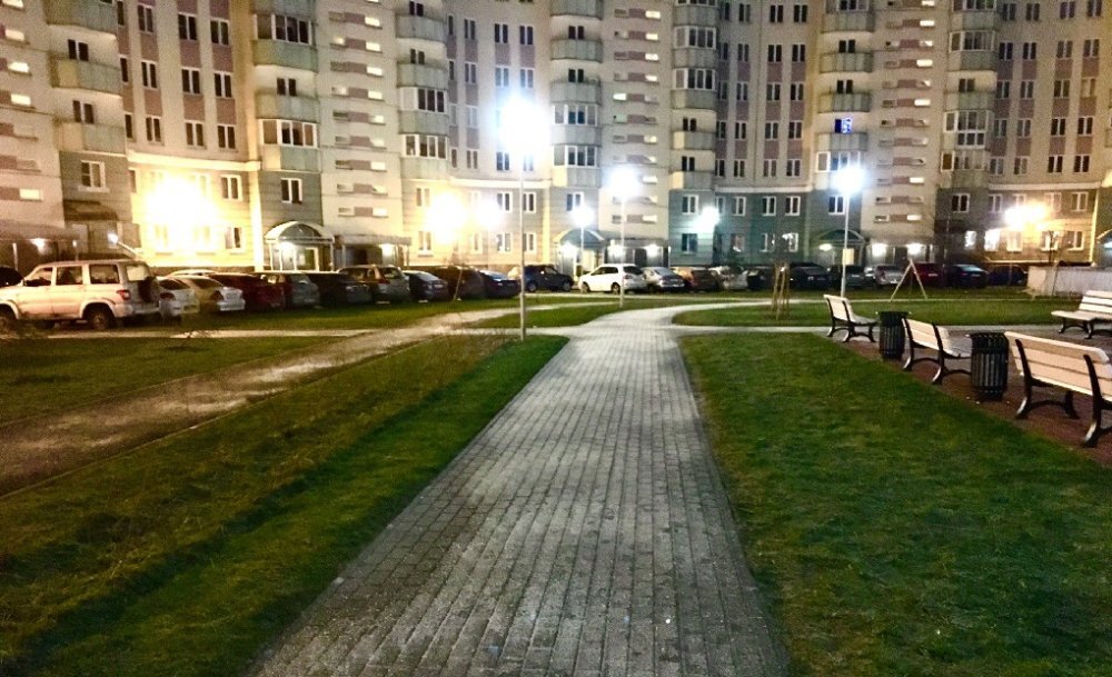 Засыпанный солью квартал в Красносельском районе. Фото из ВК-группы "Красивый Петербург"