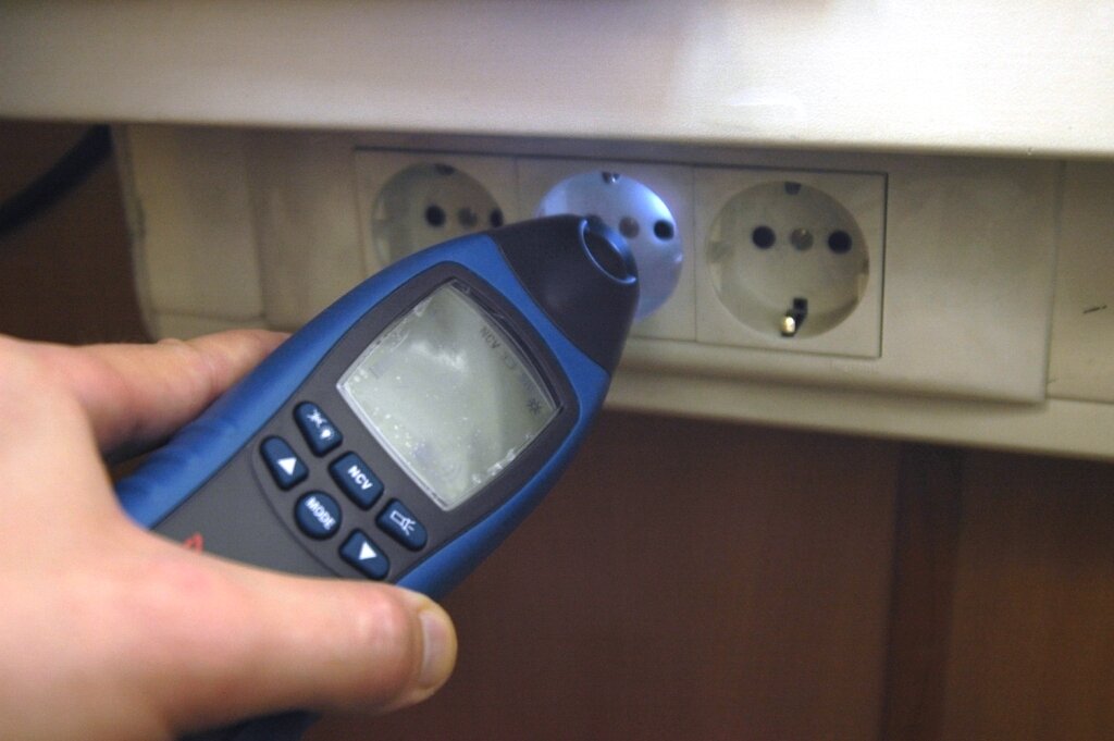 Бесконтактный датчик напряжения и встроенный фонарик