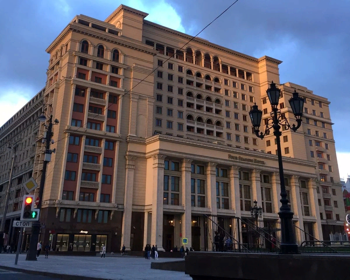 Москва четыре. Гостиница «Москва» (four Seasons Hotel Moscow). Гостиница 4 Seasons Москва. Отель на красной площади four Seasons. Гостиница фор Сизонс Москва красная площадь.