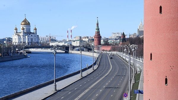 Министр также сообщил, что в России каждого тяжелого пациента с коронавирусом консультируют специалисты федеральных медицинских центров. По его словам, такие больные получают самые высококвалифицированные консультации.13:02Распространение нового коронавирусаВ Кремле назвали условие сокращения режима нерабочих днейРанее в пятницу премьер Михаил Мишустин на заседании координационного совета по борьбе с распространением COVID-19 заявил, что пик заболевания еще не пройден.В связи с этим он поручил главам регионов и руководителям органов власти обеспечить полную готовность больниц к приему заразившихся: иметь оборудование, лекарства и медизделия.Общее число заболевших COVID-19 в России достигло 4149 в 78 субъектах, 281 пациент выздоровел, 34 человека умерли. Проведено более полумиллиона тестов.По последним данным ВОЗ, в мире число зараженных превысило 900 тысяч человек, умерли более 45 тысяч.Последние данные о ситуации с COVID-19 в России и мире представлены на портале стопкоронавирус.рф.