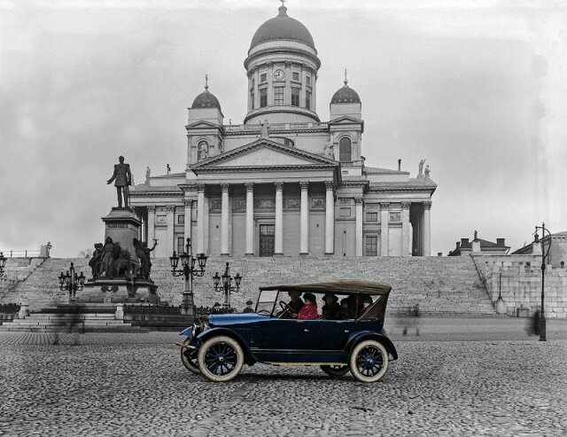Семейный кабриолет на Сенатской площади в Хельсинки в 1920 году. Фото: terraoko.com