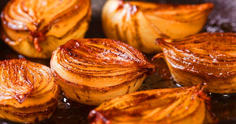 Под воздействием высокой температуры полезные вещества, которые находятся в этом целебном овоще, совершенно не повреждаются. В нём сохраняются все витамины, минералы и другие питательные компоненты. Запеченная нарезанная или целая луковица поможет справиться с целым рядом недугов.