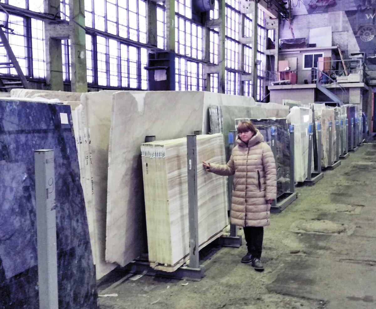 Дизайнер Андреева Екатерина около слэбов натурального мрамора (Фото из архива).