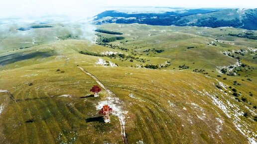 Полёт вокруг исполинских щитов над горой Северной Демерджи в Крыму (подробнее читайте по ссылке в видео)